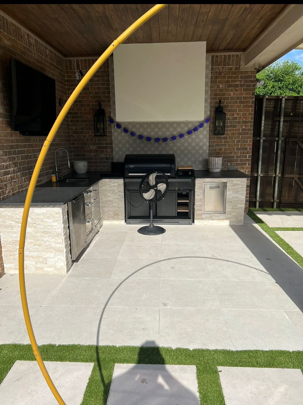 Built-in outdoor kitchen